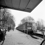 857310 Afbeelding van twee gekoppelde diesel-electrische treinstellen DE 2 ( Blauwe Engel ) van de N.S. langs het ...